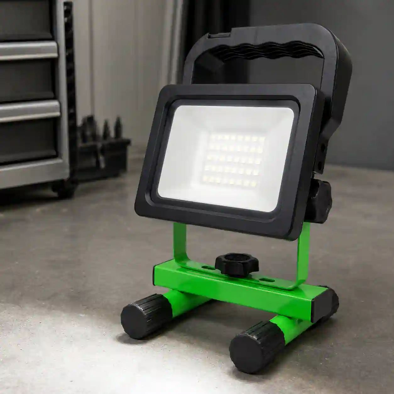 Zadní část přenosného LED reflektoru s vypínačem a nabíjecím vstupem